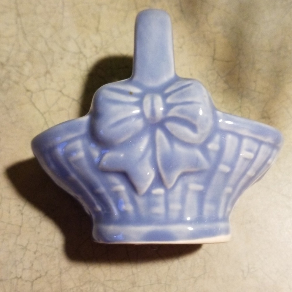 VTG.LOOMCO LITTLE CERAMIC BASKET. ADORABLE @